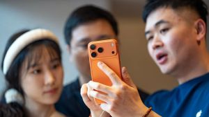 Apple vuelve a máximos con el iPhone y la IA como examen