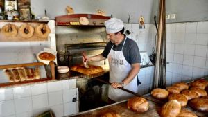 Μάχη επιβίωσης για τους παραδοσιακούς αρτοποιούς: 1.500 λουκέτα σε τρία χρόνια