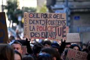 « Mon ami s’est fait exploser le crâne. Il a des points de suture » : enquête ouverte à Marseille après les coups de matraque d’un policier sur un lycéen