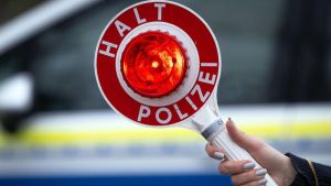 Gegen Linienbus und zwei Autos gerempelt: Betrunkene Fahrerin fast nicht zu stoppen