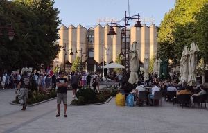 Sutra skup i kontraskup, studenata i SNS-a na Trgu Venac slobode u Aranđelovcu