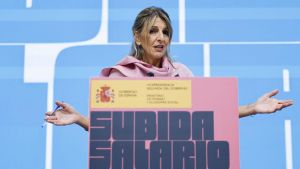 Yolanda Díaz avanza una fuerte subida del salario mínimo: 