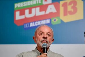 Dans sa chronique DIPLO-FOCUS, Thomas Hofnung revient sur les résultats du premier tour de l’élection présidentielle brésilienne, qui a eu lieu ce dimanche 4 octobre 2026. Un scrutin qui place le président sortant Lula en mauvaise posture face à son rival, Flavio Bolsonaro, arrivé en tête.