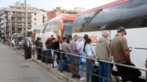 Los municipios catalanes piden a la Generalitat más autobuses directos a Barcelona ante las crisis de Rodalies