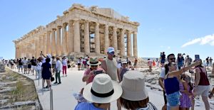 To ΚΕΠΕ χτυπά «καμπανάκια» για τον τουρισμό: Η διάκριση μεγέθυνσης και ανάπτυξης, η επισφαλής εργασία και οι χαμηλές αμοιβές