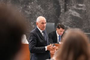 (POGLED) Kolumna Pavla Gantarja o vroči (po)volilni jeseni: Vsepovsod in naenkrat, zato ker ...