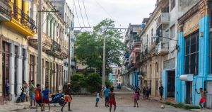 Cuba acusa EUA de violarem o direito das crianças à alimentação adequada