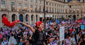 Femmes étrangères : la protection contre les violences ne doit pas dépendre d’un passeport