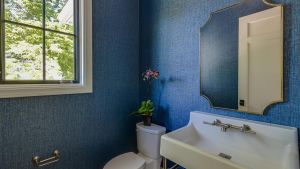 Si alza di notte per andare in bagno, cade e sbatte la testa contro il bidet: 18enne trovato morto la mattina dopo dalla madre