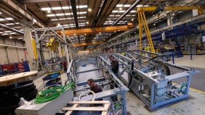 Las japonesas Mitsubishi Electric y Fujitec, interesadas en los activos de TK Elevator en Europa, con dos fábricas en Asturias