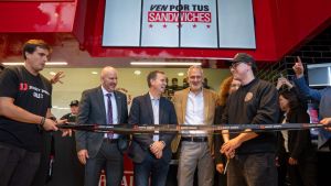 La expansión en Chile de la cadena estadounidense Jimmy John’s: Embajador Judd inauguró su tercer local Por Benjamín Astudillo 8 Oct. 2026, 5:13 pm 4 min Compartir