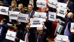 Schlein e Conte contro FdI (ma non si applaudono): “Legge truffa”