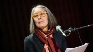 Anne Carson, la scrittrice che ascolta il vento: storia della classicista “audace e creativa” che ha reinventato la poesia