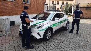 Bufera sui vigili urbani, il giallo dei verbali: “Si lancia dall’auto in corsa a 70 all’ora con le manette ai polsi”