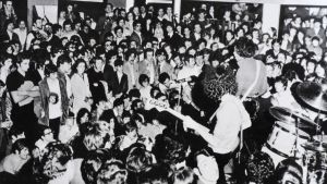 Settant’anni di concerti a Milano visti dalla platea (o dal prato): la mostra che celebra il pubblico dei live