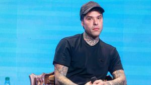 Scatta una foto a Fedez in un club, cameriere denuncia: “Picchiato dai buttafuori”