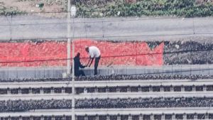 Dosi sui binari a Rogoredo, scambi ripresi con il drone: arrestato pusher dei Mansouri