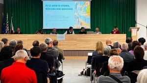 Le 440 case arenate e le vite sospese, gli acquirenti scendono in piazza: “Danni enormi, vogliamo risposte”