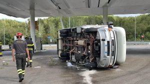 Tromba d’aria ribalta un camper: 