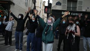 Toppe elettorali peggio del buco sulle proteste degli studenti in Francia