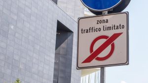 “Ztl sospesa, ma non in uscita”, raffica di multe ai genitori che andavano a riprendere i figli a scuola: “Ne ho prese decine”