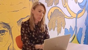 Il grido d’aiuto di Francesca, prof e mamma: “A scuola non c’è più sicurezza, la coltellata poteva capitare a me”
