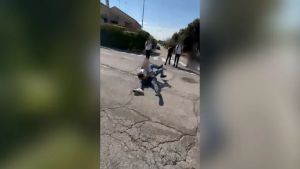 Picchiato fuori da scuola, la rabbia del papà: «Mio figlio preso a pugni, sospendere l’aggressore non è la soluzione»