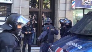 Una mujer y dos menores, desahuciados en La Rambla de Barcelona tras la entrada en vigor del nuevo decreto de vivienda