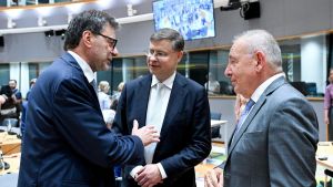 Bilancio, la Ue mette i paletti. L’avviso: sì alla flessibilità, ma prudenza. E passa la clausola di salvaguardia