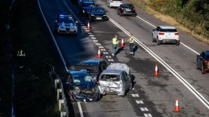 Grave accidente en la variante de Avilés cerca de la salida de Salinas: hay tres coches implicados y la carretera está cortada