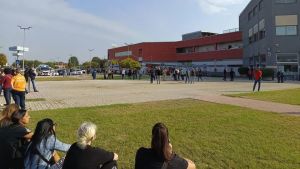 Incendio al centro commerciale Piazza Grande a Piove di Sacco, evacuati clienti e personale