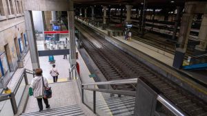 Desalojan la estación de tren de Oviedo por un incendio en un convoy de Feve