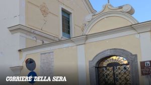 Pozzuoli, l’abitazione è agibile ma la chiesa accanto no: la battaglia per rientrare in casa dei condomini di via Tranvai