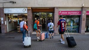 Barcelona encarrila la subida del 150% del IBI a los pisos turísticos antes de vetarlos en 2028