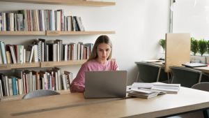 L’intelligenza artificiale in ufficio: il collega che mette d’accordo Boomer e Gen Z