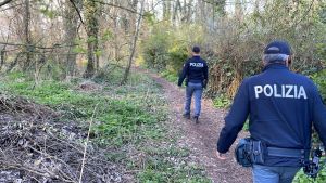 Pavia, strappa la collanina d'oro a un giovane alla Vernavola: denunciato un 15enne