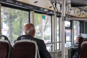 Pourquoi les seniors ne lâcheront pas leur voiture pour le bus (et pourquoi c'est rationnel)