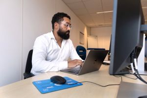 Elijah (30) chat ’s nachts voor Veilig Thuis. ‘Geweld stopt niet na 17.00 uur’