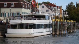 Bilder von zwei Extremen: Der Bodensee bei Hochwasser 2024 und Niedrigwasser 2026
