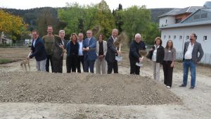 Mit dem Spatenstich wird der Pflegeheim-Neubau jetzt in Angriff genommen