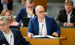 Kdo je pisal gradivo, ki Ostrca spravlja v vidno zadrego?
