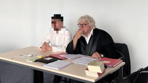Polizisten ziehen Mann in der Zelle gewaltsam die Jeans aus: Richter hält das für rechtswidrig
