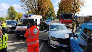 Pavia, incidente in viale della Repubblica: strada chiusa verso la tangenziale
