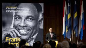 Schrijver Frank Martinus Arion geëerd met steen in De Nieuwe Kerk