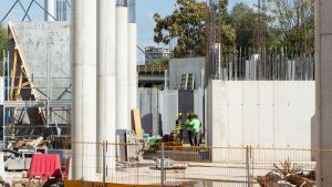 Milano, incidente sul lavoro in un cantiere di via Varesina: 21enne travolto da un muro, è grave /
