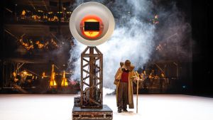 Das Volk giert nach Ware: „Moses und Aron“ als großes Opernprojekt in Basel und Freiburg
