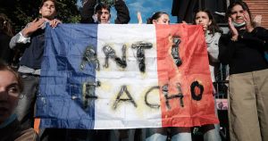 Le mouvement lycéen et ses drapeaux bleu-blanc-rouge, un cauchemar pour la droite identitaire