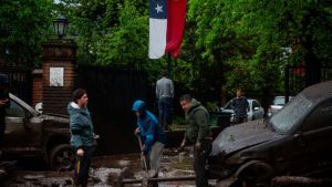 Crónica: La desoladora noche en San Carlos de Apoquindo después del aluvión