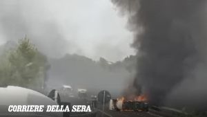 Camion si ribalta sulla A2, prende fuoco e la cabina precipita dal ponte: morto l'autista