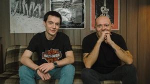 Nord Sud Ovest Est, Max Pezzali e la serie sugli 883: “Che strano vedere la mia vita sullo schermo. Elia Nuzzolo? Fenomenale”
